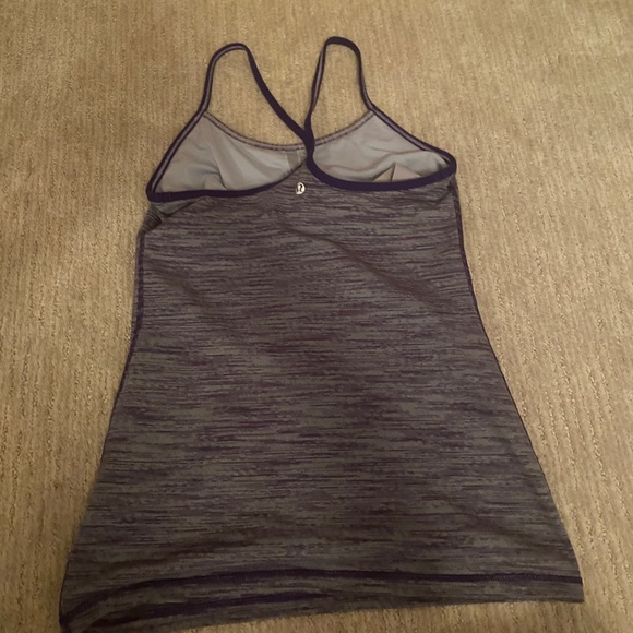 Bundle of 2 Lululemon tanks - Picture 5 of 10